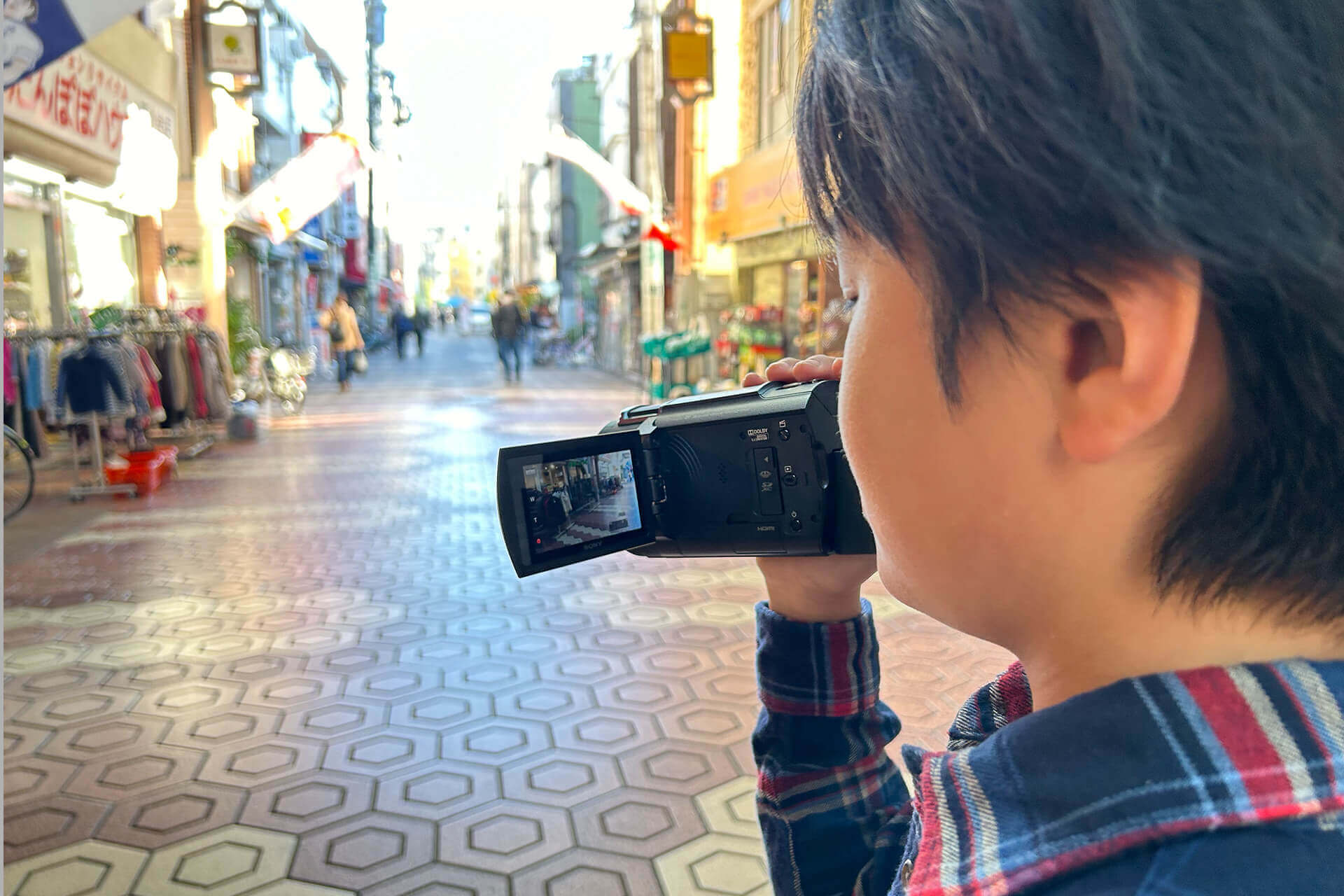 男の子が撮影をしている