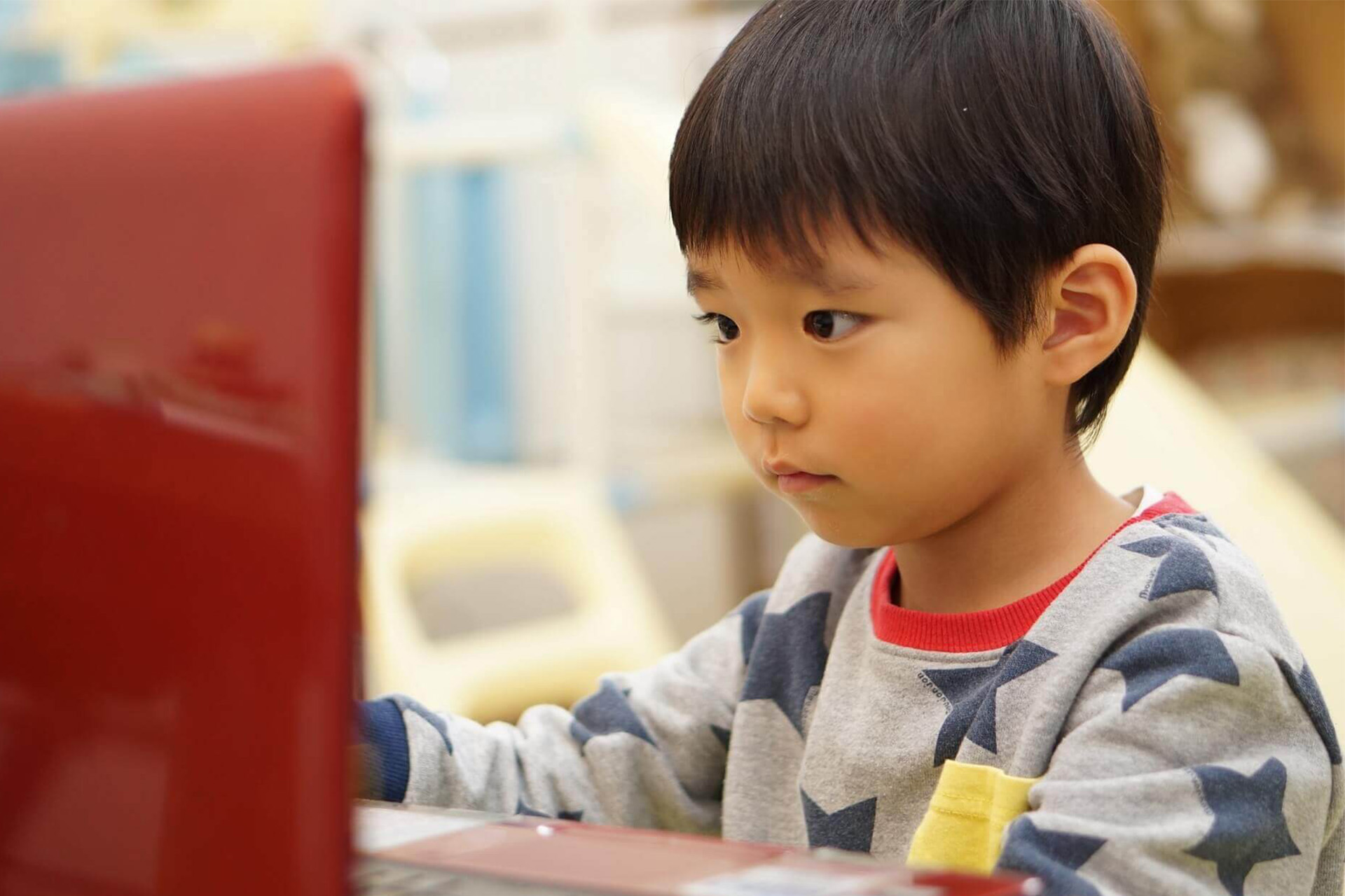 男の子がパソコン画面を見ている