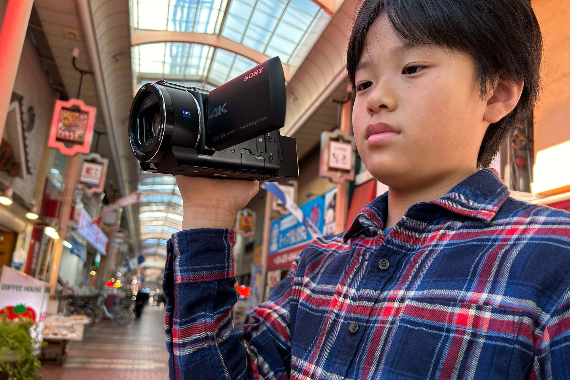 男の子が商店街を撮影している