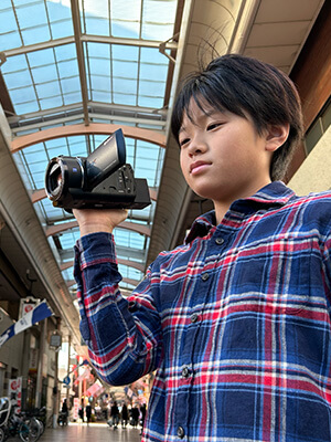 男の子が撮影をしている