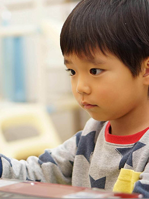 男の子がパソコン画面を見ている